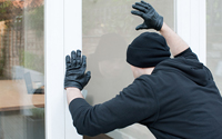 burglar-plotting-breakin-thumbnail