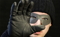burglar-holding-up-five-fingers-thumbnail