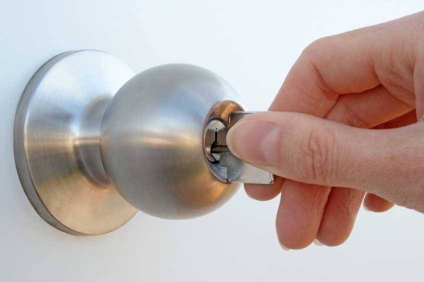 lock-doors-to-prevent-burglaries